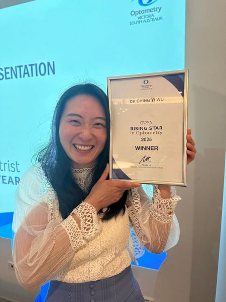 Ching Yi holding certificate of OA Rising Star Award